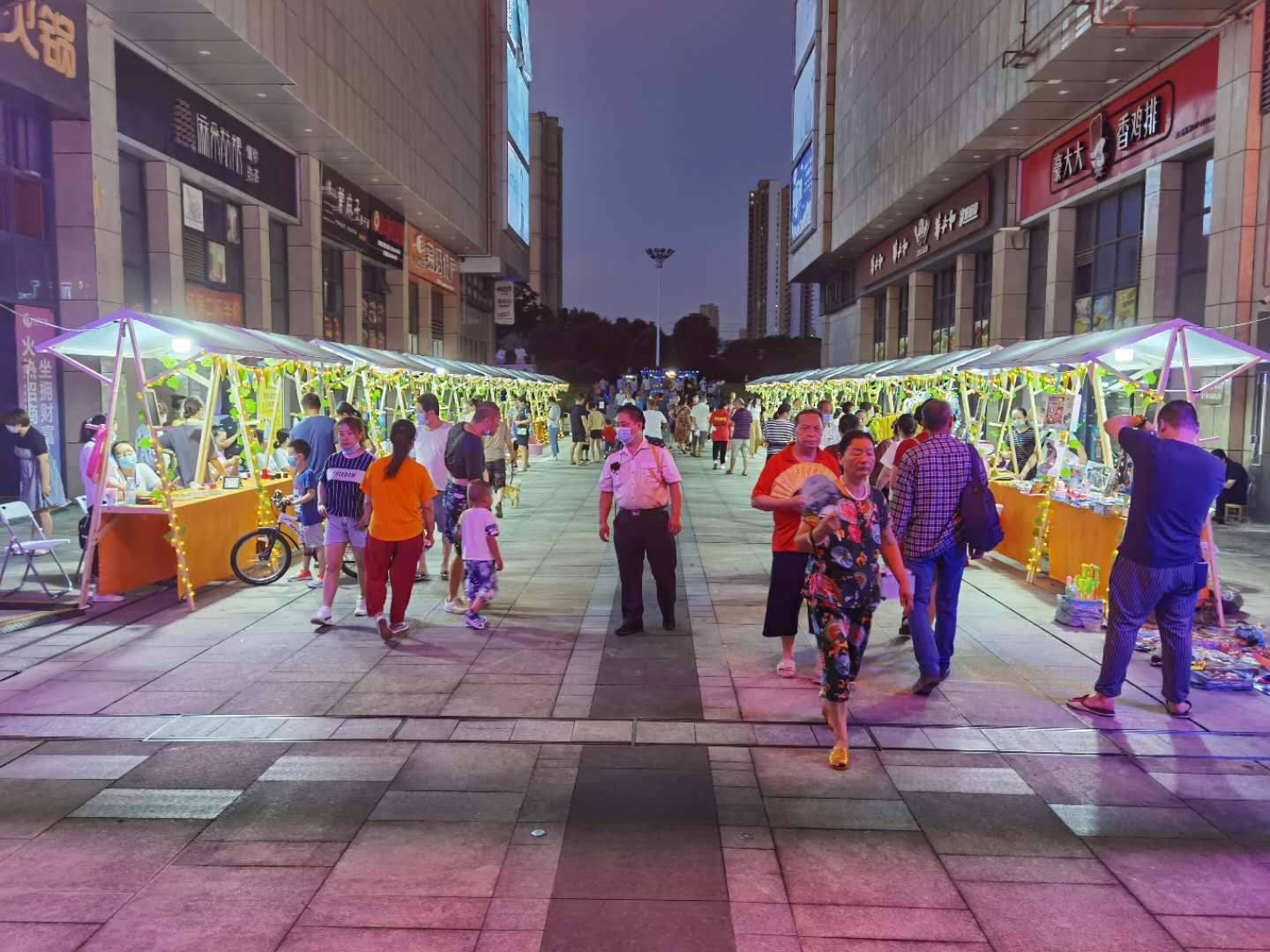 漢陽(yáng)鐵橋創(chuàng)意攤位市集